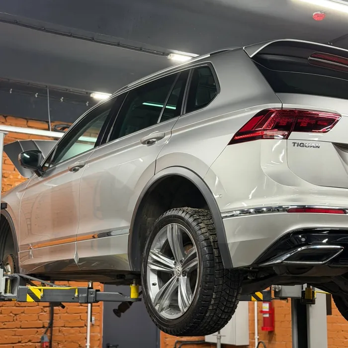 Volkswagen Tiguan на подъёмнике в цехе сервиса АКПП